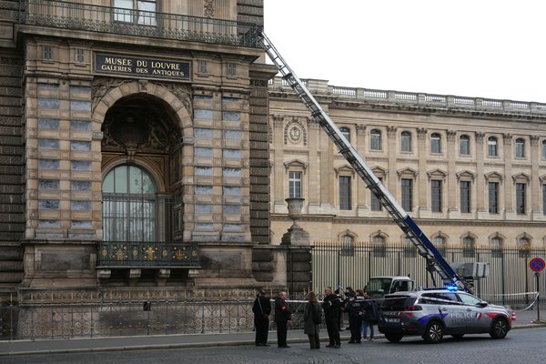 Ræningjar með keðjusagir í Louvre-safninu