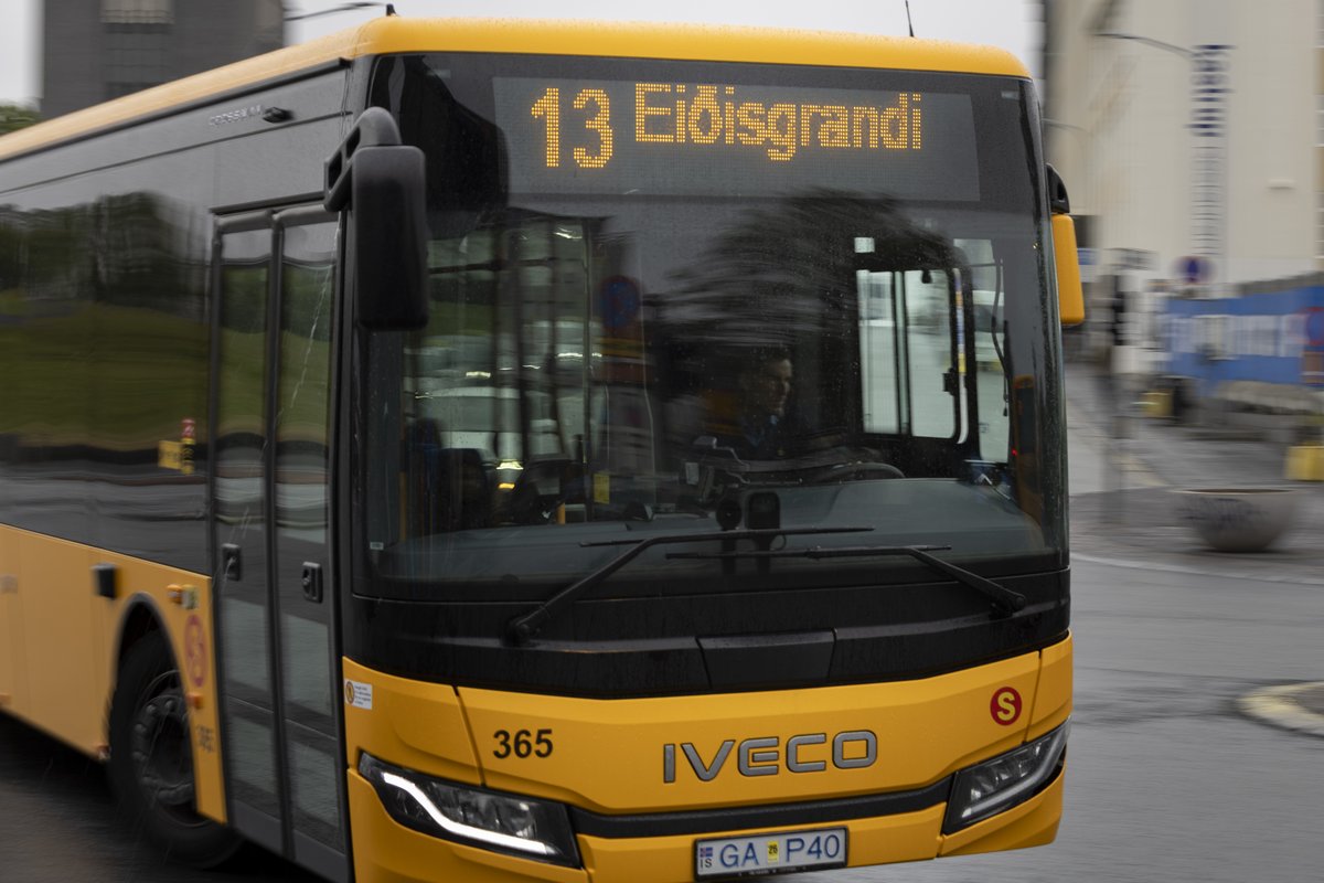 Strætó keyrir niður Hverfisgötu