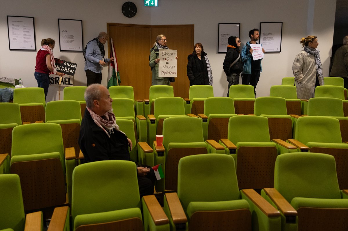 Hópur mótmælir Prófessor Gil S. Epstein í Þjóðminjasafninu