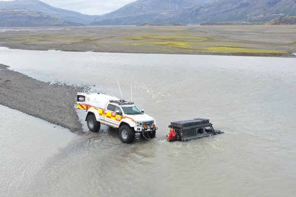 Björguðu þremur af þaki sökkvandi bíls