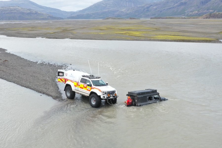 Björguðu þremur af þaki sökkvandi bíls