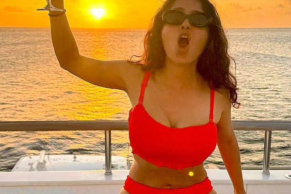 Salma Hayek fagnar sextugsafmælinu með nektarmyndum