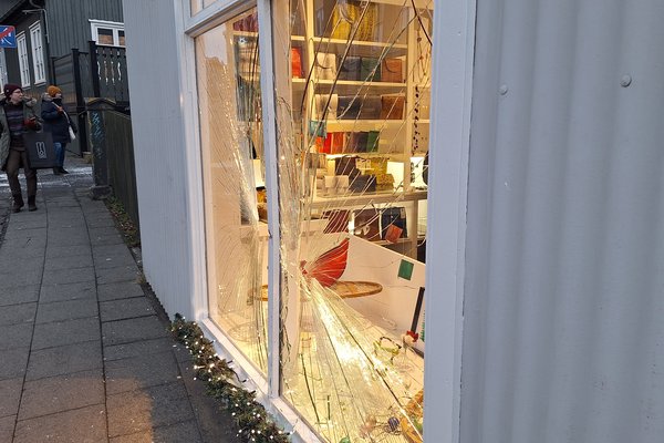 Flutningabíll mölvaði rúðu í Vesturgötu