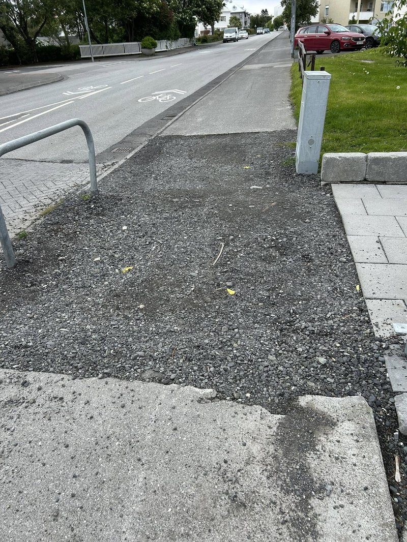 Ókláruð gangstétt í Reykjavík
