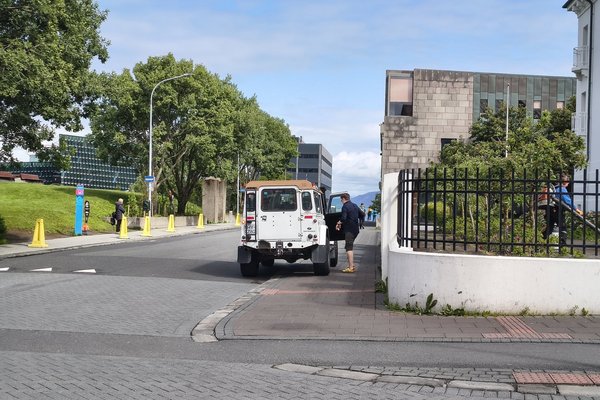 Stökk inn í bílinn á nokkrum sekúndum og fékk háa sekt