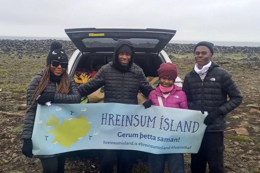 Hreinsuðu íslenskar fjörur í fríinu sínu