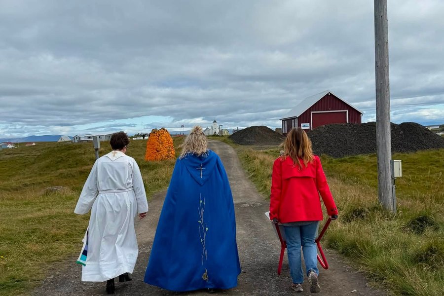 Biskup fagnar aldarafmæli með Flateyingum