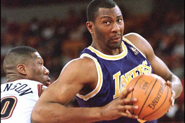 Fyrrum miðherji Lakers, Elden Campbell er látinn