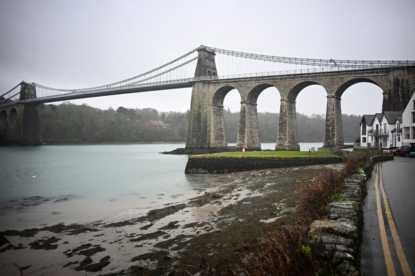 Móður leitað eftir að lík nýbura fannst í fjöru í Wales
