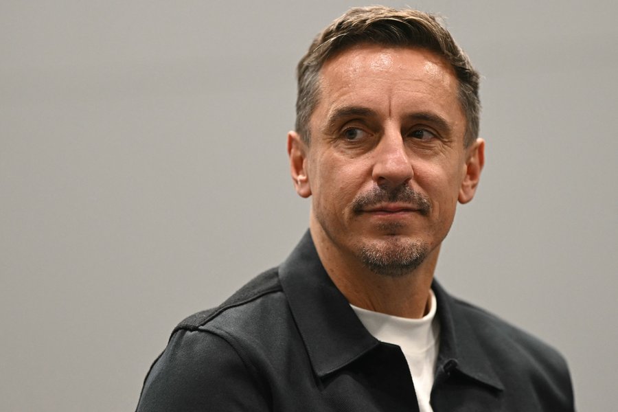 Neville vill losna undan City þar til örlög félagsins ráðast