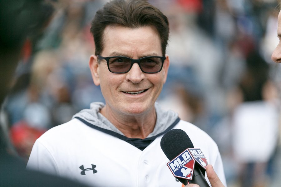 Charlie Sheen vill komast í samband við fyrrum meðleikara sinn