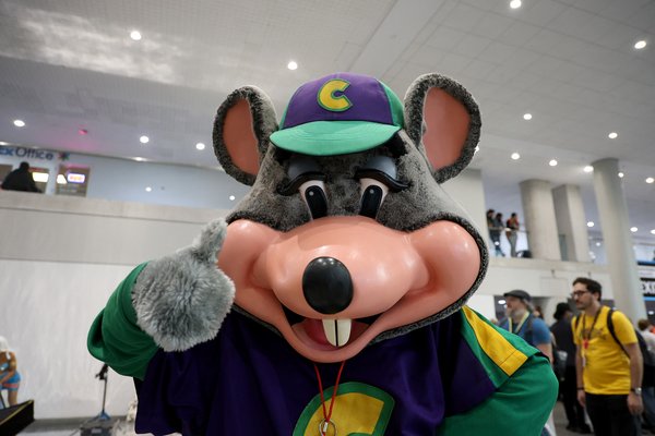 Chuck-E-Cheese músin handtekin fyrir þjófnað