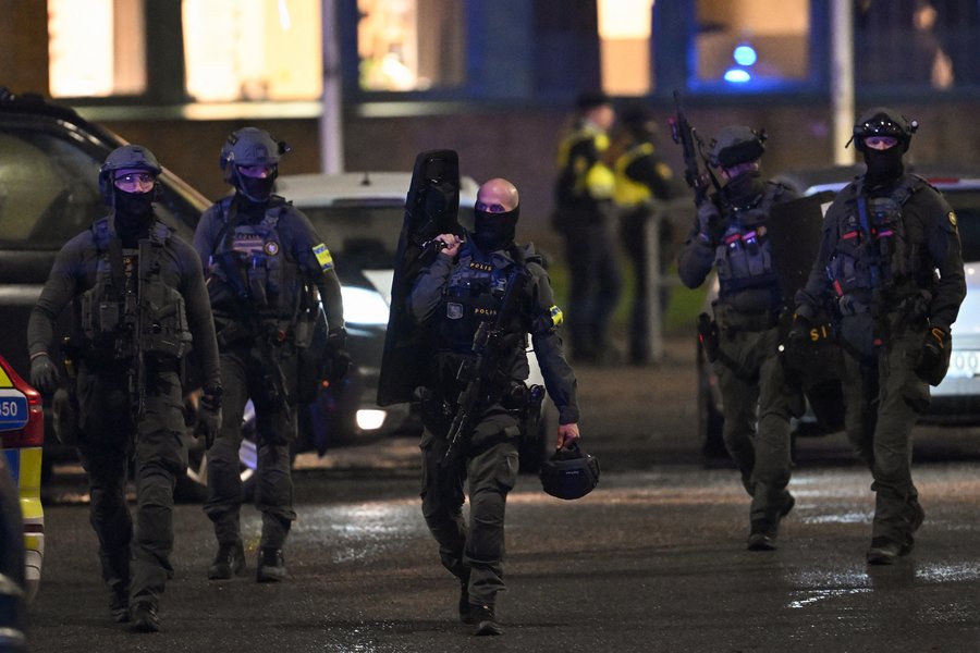 Einn látinn eftir skotárás fyrir utan mosku