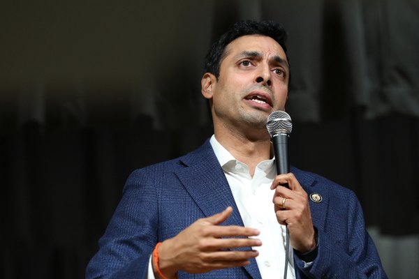 Þingmaður segir Epstein hafa notað afmæli sín til að misnota stúlkur