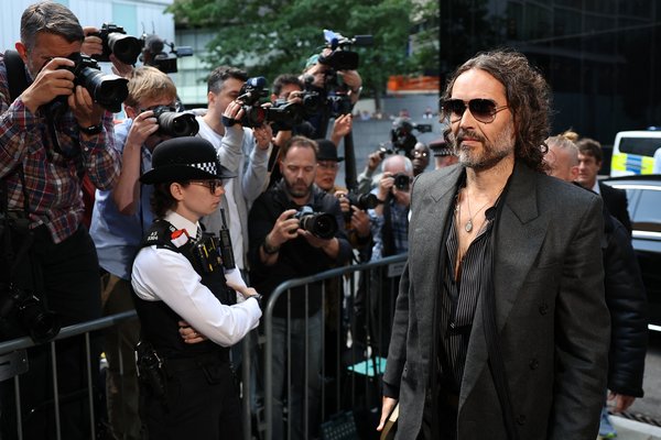 Russell Brand neitar sök fyrir rétti