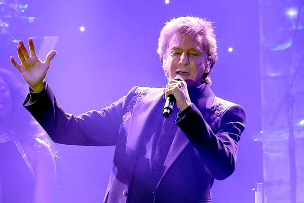 Barry Manilow aflýsir tónleikum eftir að hafa gengið af sviði