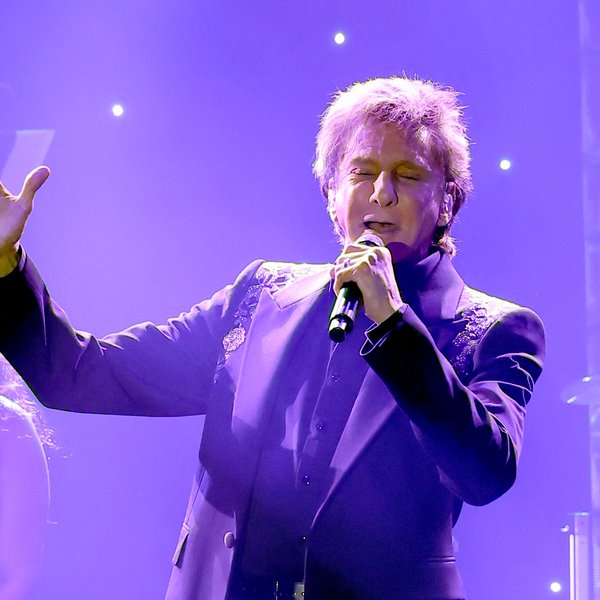 Barry Manilow aflýsir tónleikum eftir að hafa gengið af sviði