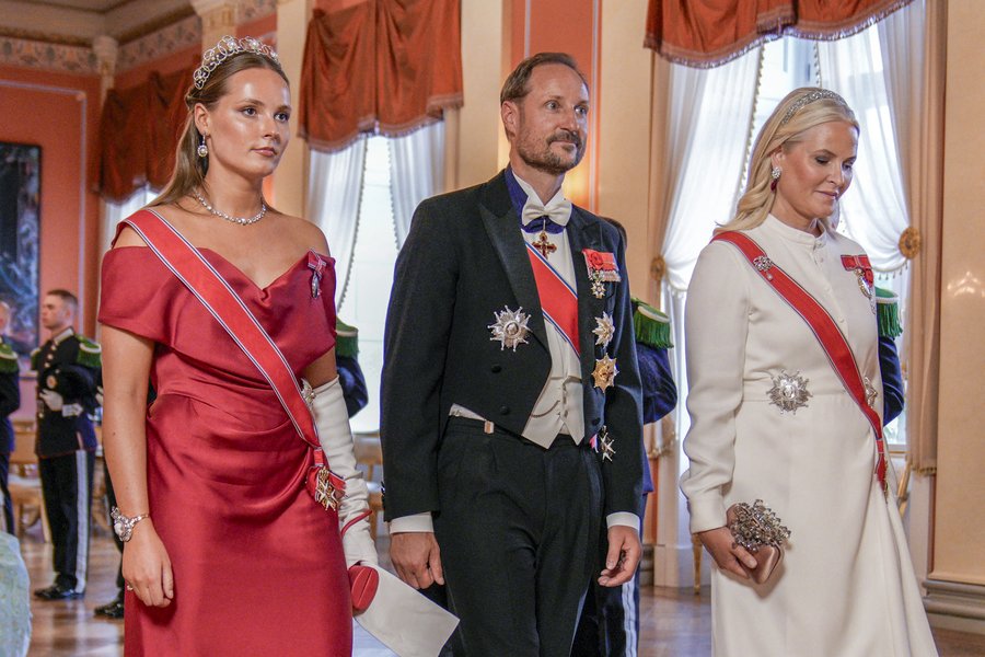 Krónprinsessa Noregs sögð hafa varað son sinn við handtöku