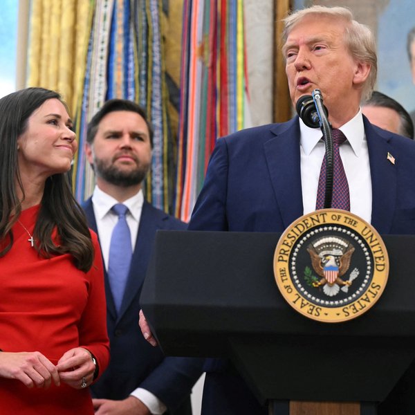 Óvenjuleg bunga undir jakkafötum Trump vekur spurningar