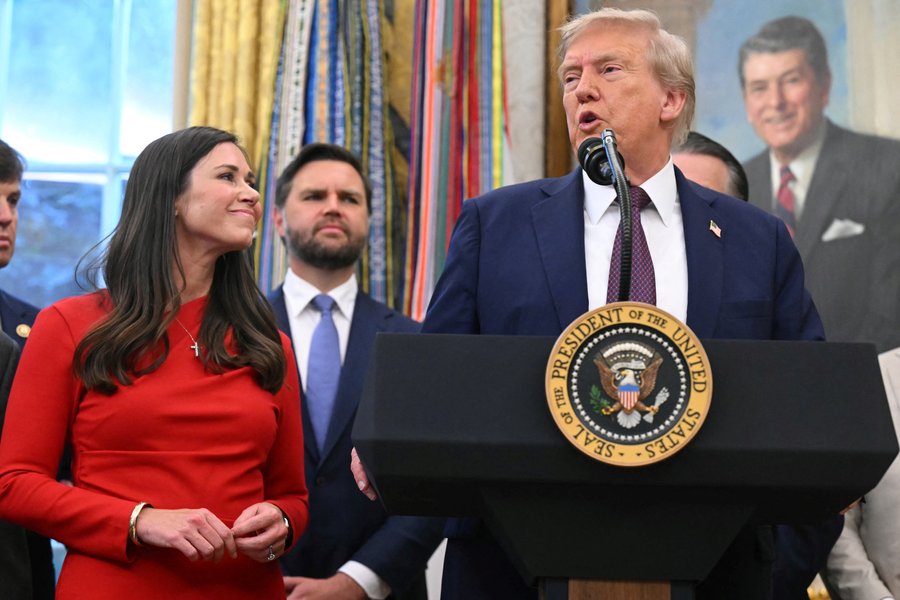 Óvenjuleg bunga undir jakkafötum Trump vekur spurningar