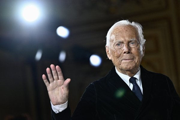 Ítalski tískukóngurinn Giorgio Armani er látinn