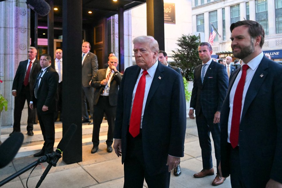 Mótmælendur gerðu hróp að Trump á veitingastað