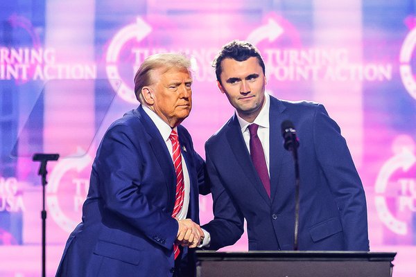 Morðingi Charlie Kirk enn laus en byssan er fundin