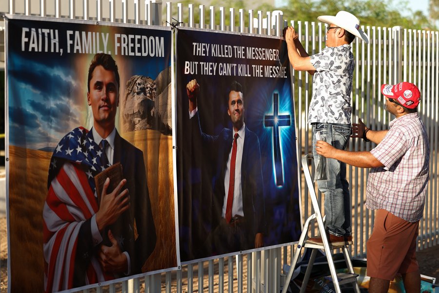 Vopnaður maður villti á sér heimildir þar sem halda á minningarathöfn um Charlie Kirk