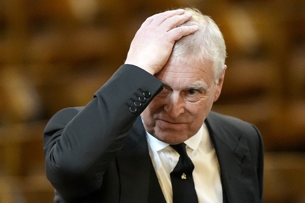 Segir Andrew hafa fengi vændiskonur í Buckinghamhöll