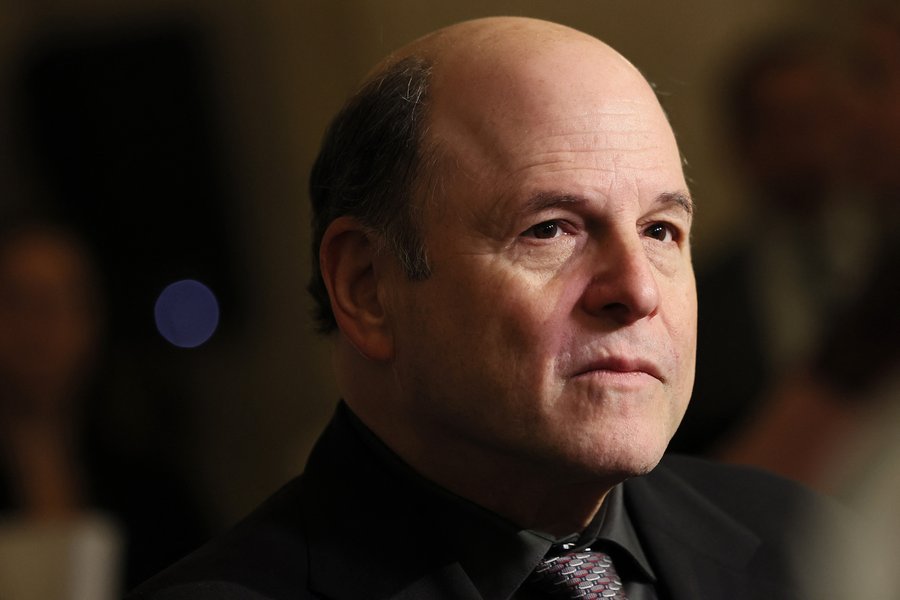 Tíu menn vernduðu Jason Alexander þegar skothvellur heyrðist í nágrenninu