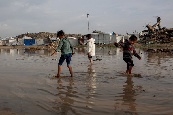 Björgunarsveit Gaza flutti 52 manns í öruggt skjól undan storminum