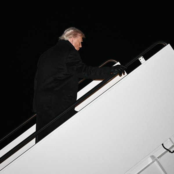 Forsetaflugvél Trump snúið við í skyndi