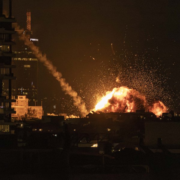 Sex bylgjur íranskra eldflauga yfir Ísrael