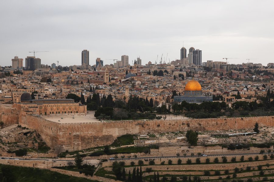 Ísraelar banna bænir við Al-Aqsa á Eid-hátíðinni
