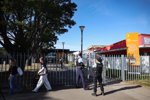 Nemandi grunaður um morðtilraun í skólanum