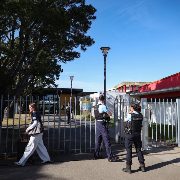 Nemandi grunaður um morðtilraun í skólanum