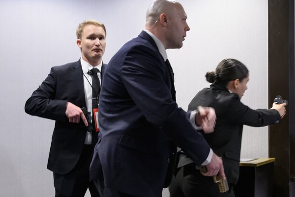 Trump fluttur á brott eftir að skotmaður hóf skothríð á hátíðarkvöldverði í Washington