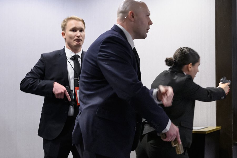 Trump fluttur á brott eftir að skotmaður hóf skothríð á hátíðarkvöldverði í Washington