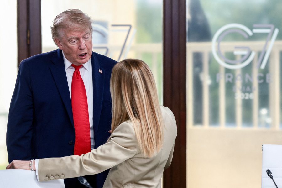 Trump segir segir Meloni hafa „grátbeðið“ um ljósmynd