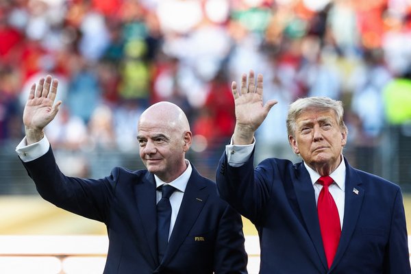 Trump vill halda HM aftur