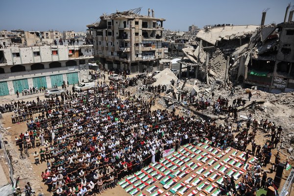 Stærsta jarðarför Gaza-borgar haldin innan um rústirnar