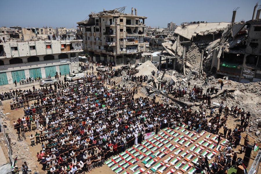 Stærsta jarðarför Gaza-borgar haldin innan um rústirnar
