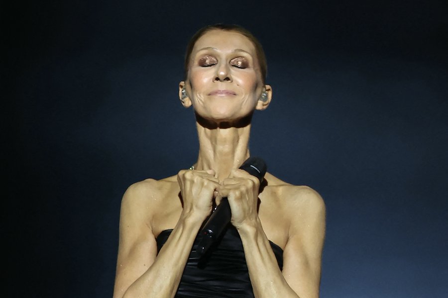 Céline Dion steig berfætt upp á BMW og söng fyrir aðdáendur