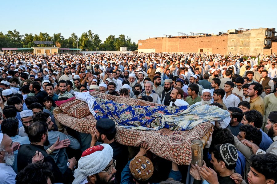 Að minnsta kosti 35 létust þegar þak grunnskóla hrundi í Pakistan