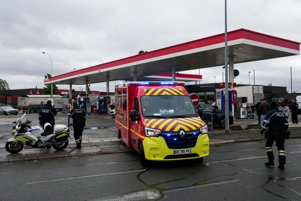 Einn látinn og fjórir alvarlega særðir í skotárás nærri París