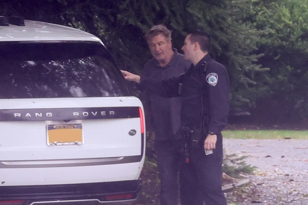 Alec Baldwin ók á tré