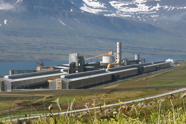 Starfsmenn álversins á Reyðarfirði kjósa um verkfall