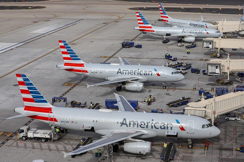 American_Airlines_aircraft_at_PHX_(N657AW,_N837AW,_N604AW,_N845NN)_-_Quintin_Soloviev