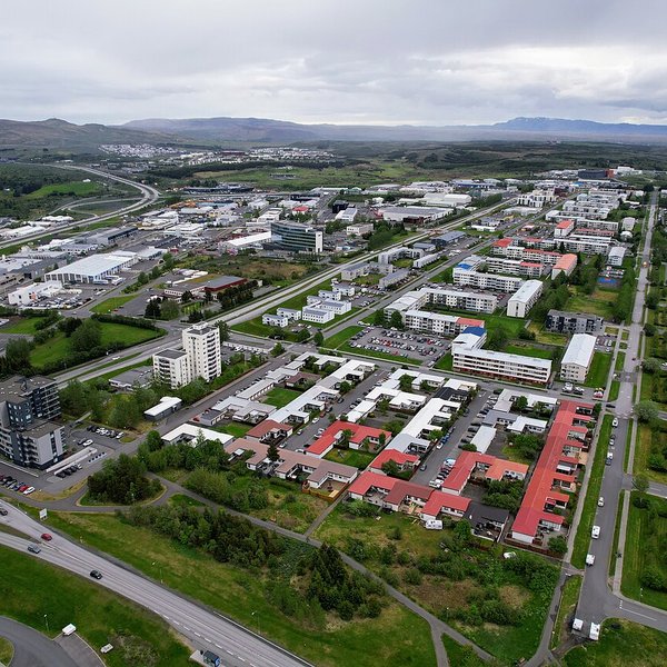 Einn fjarlægður af heimili og handtekinn