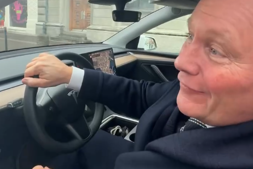 Ari Edwald braut lög